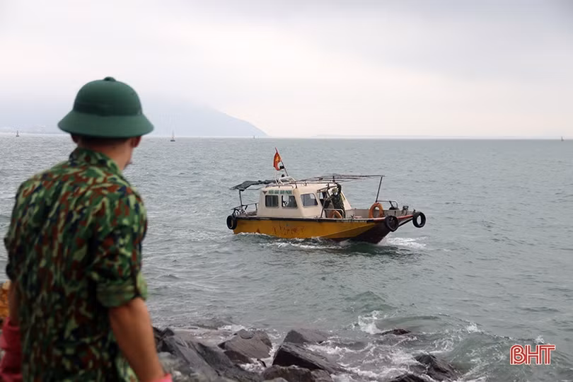 Các lực lượng phối hợp xử lý sự cố tràn dầu tại khu vực bờ biển xã Kỳ Lợi