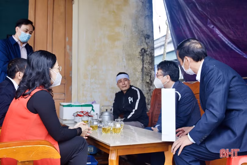 Chủ nhiệm UBKT Tỉnh ủy tặng quà các hộ nghèo, cận nghèo tại Thạch Hà