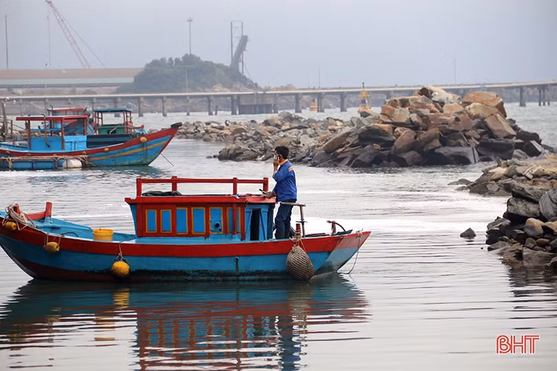 Các lực lượng phối hợp xử lý sự cố tràn dầu tại khu vực bờ biển xã Kỳ Lợi