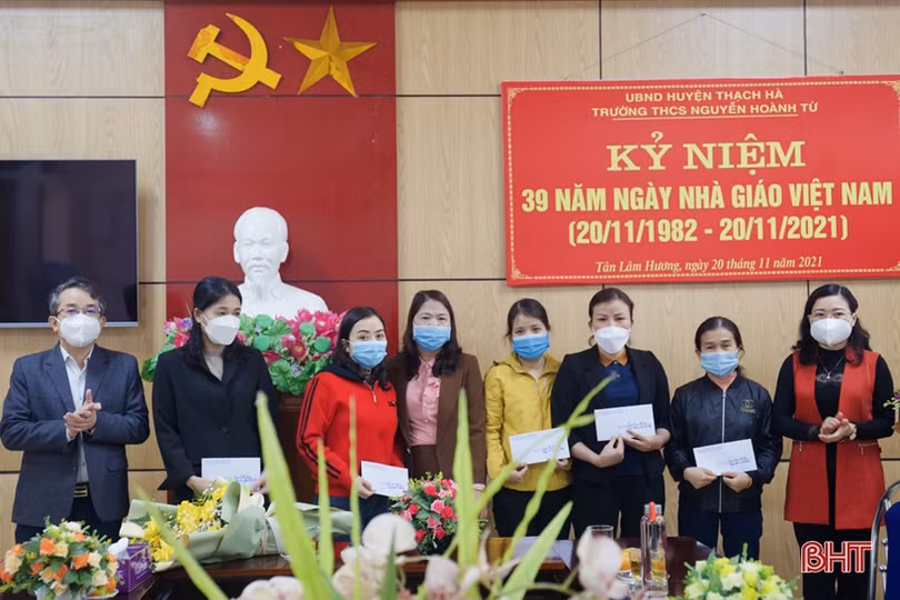 Chủ nhiệm UBKT Tỉnh ủy tặng quà các hộ nghèo, cận nghèo tại Thạch Hà