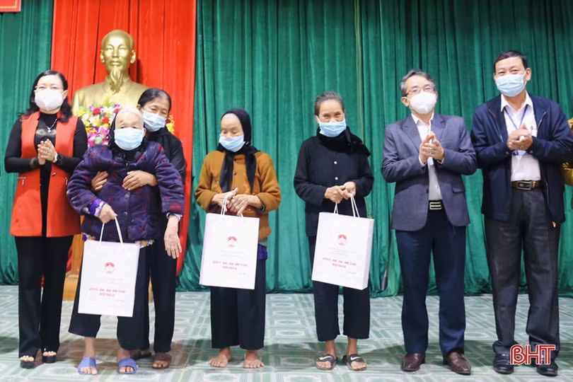 Chủ nhiệm UBKT Tỉnh ủy tặng quà các hộ nghèo, cận nghèo tại Thạch Hà