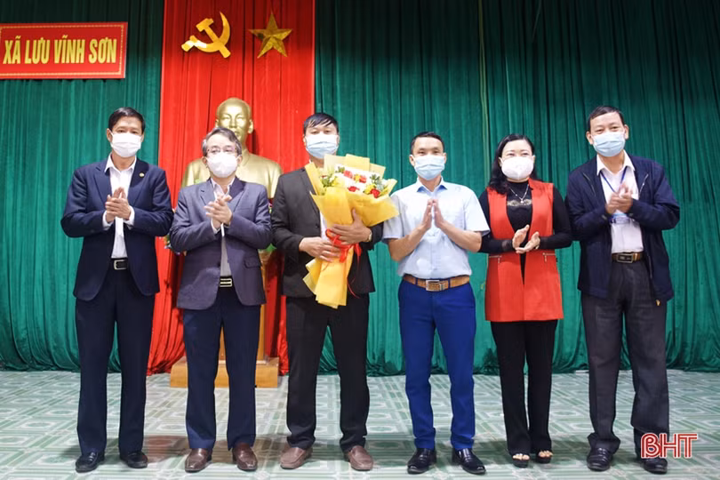 Chủ nhiệm UBKT Tỉnh ủy tặng quà các hộ nghèo, cận nghèo tại Thạch Hà