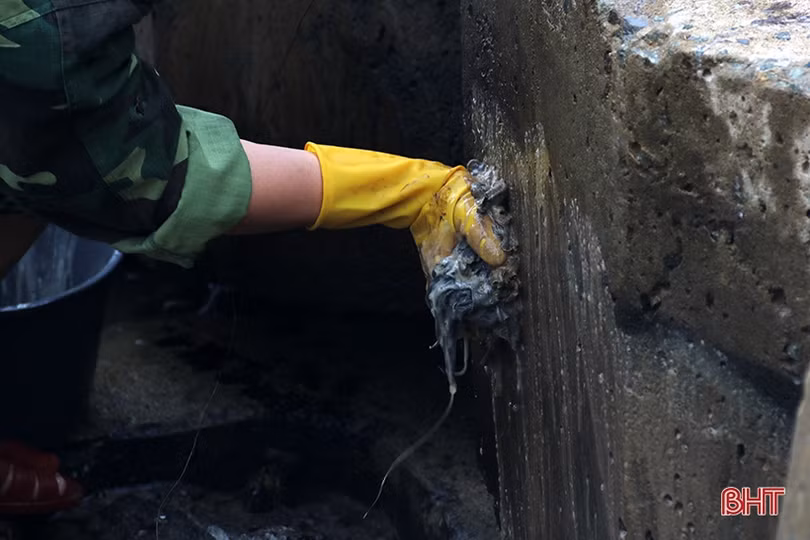 Các lực lượng phối hợp xử lý sự cố tràn dầu tại khu vực bờ biển xã Kỳ Lợi