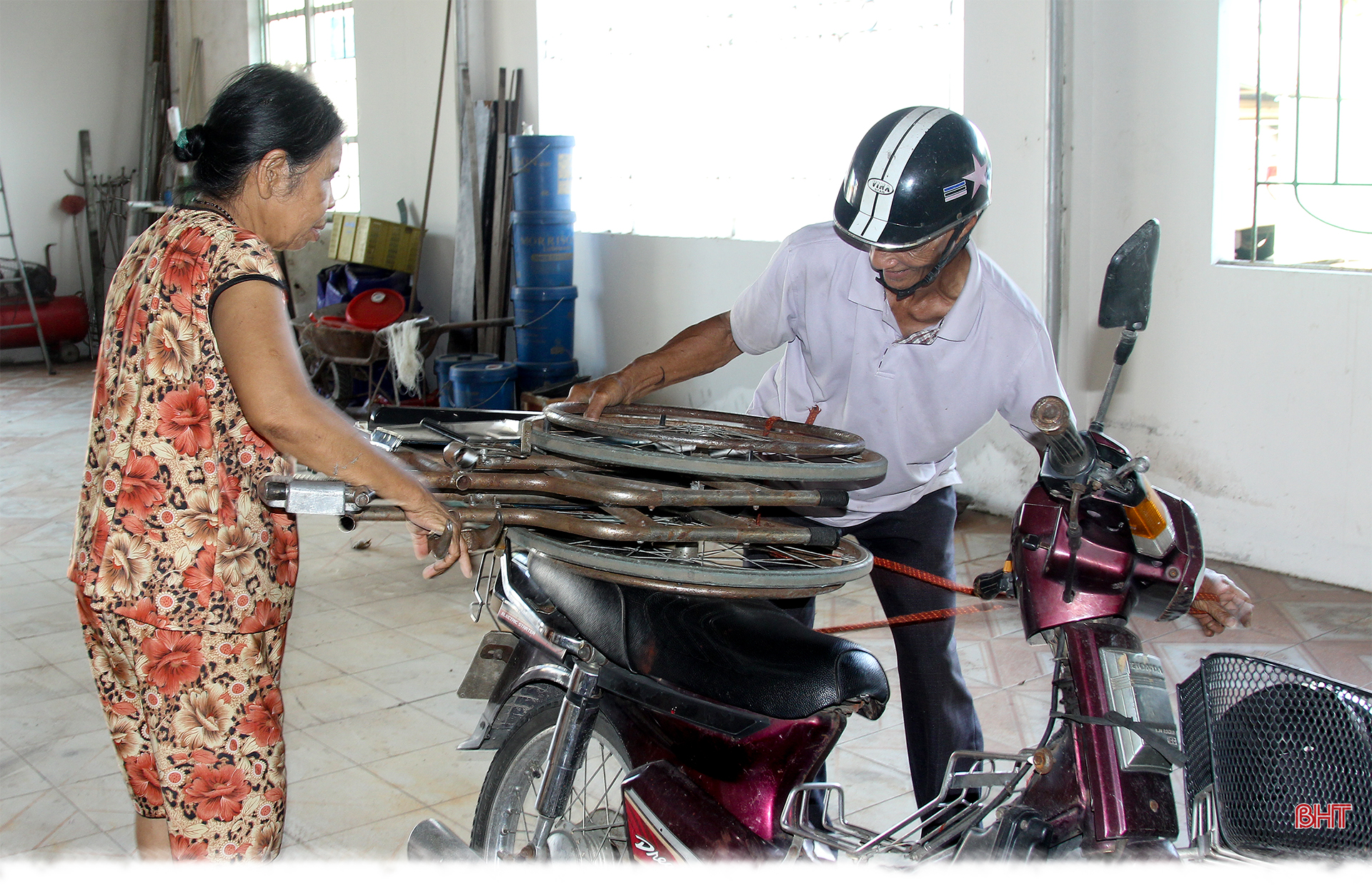 73 tuổi vẫn đi khắp nơi xin xe lăn cũ về sửa tặng bệnh nhân nghèo Hà Tĩnh
