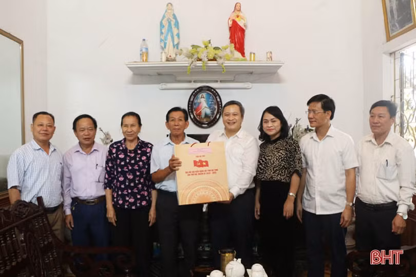 Lãnh đạo Hà Tĩnh thăm hỏi, tặng quà Mẹ Việt Nam anh hùng và Anh hùng LLVT Nhân dân
