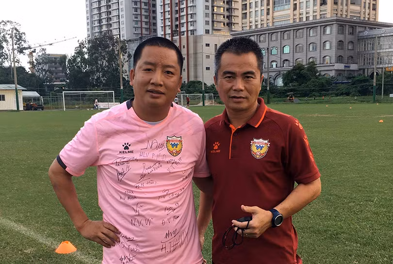 CĐV đặc biệt người Hà Tĩnh sở hữu bộ áo đấu “khủng” của các cầu thủ Việt Nam