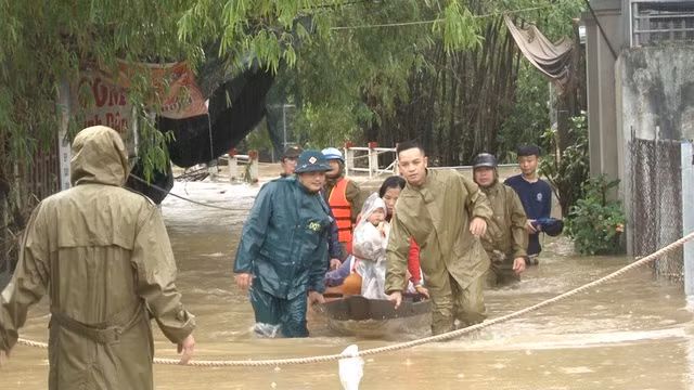 Nước sông Hương gần tràn bờ, TP Huế ngập mênh mông