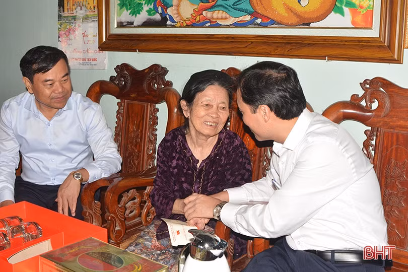 Lãnh đạo Hà Tĩnh thăm hỏi, tặng quà Mẹ Việt Nam anh hùng và Anh hùng LLVT Nhân dân