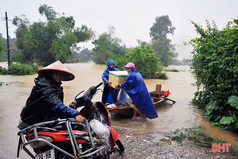 Mưa lớn gây sạt lở mặt kè âu thuyền, đường giao thông nông thôn ở Lộc Hà, Đức Thọ