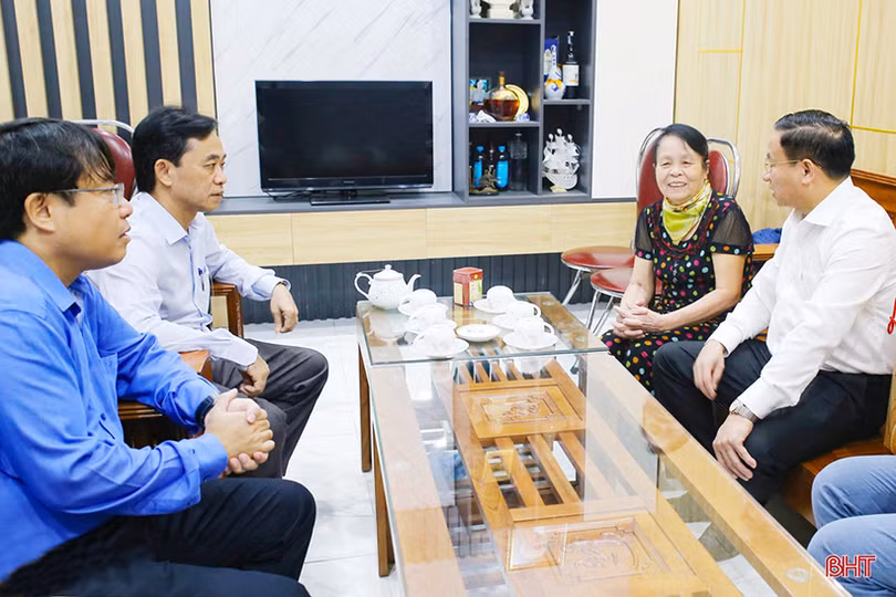 Lãnh đạo Hà Tĩnh thăm hỏi, tặng quà Mẹ Việt Nam anh hùng và Anh hùng LLVT Nhân dân