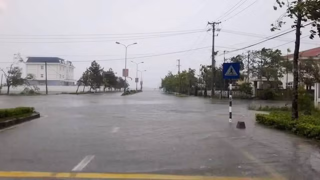 Nước sông Hương gần tràn bờ, TP Huế ngập mênh mông