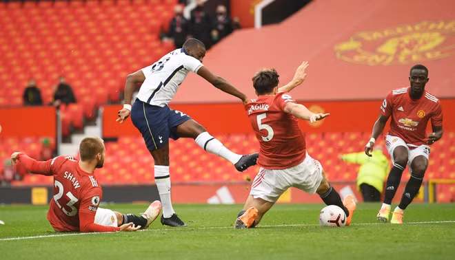 MU đấu Tottenham ảnh 2 Liverpool thua Aston Villa 2-7, MU thua Tottenham 1-6 tại Old Trafford
