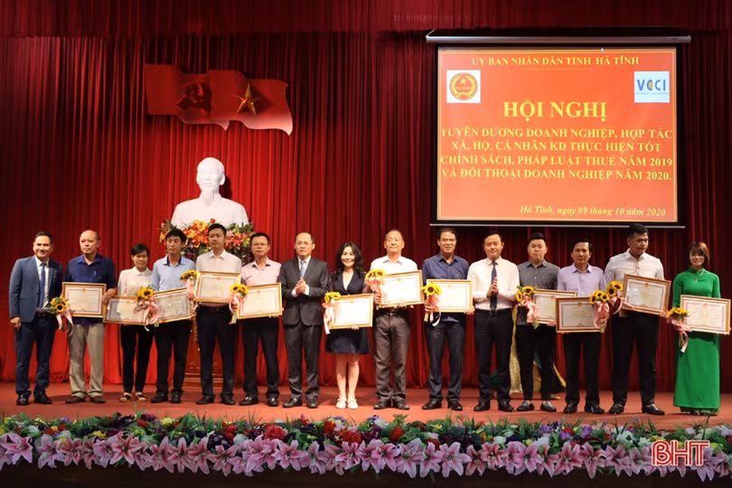 Tuyên dương 155 doanh nghiệp, hộ kinh doanh Hà Tĩnh thực hiện tốt chính sách thuế