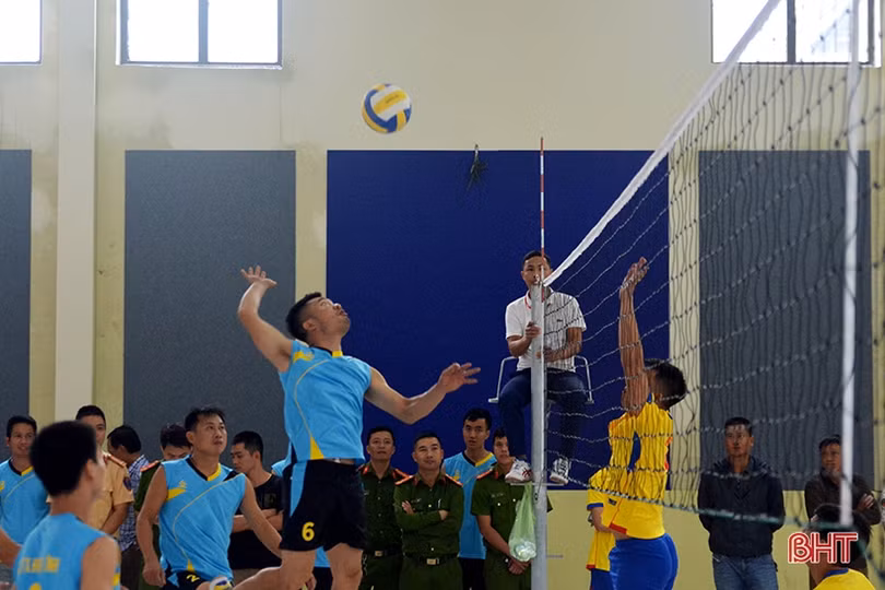 Khởi tranh Giải Bóng chuyền nam thị xã Hồng Lĩnh