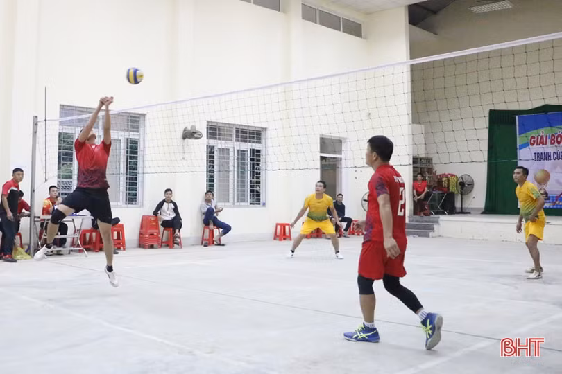 12 CLB phong trào ở TP Hà Tĩnh tranh tài bóng chuyền đệm đôi nam