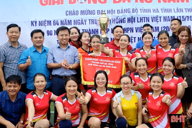 Thắng trận “thủy chiến”, đội Trường iSchool vô địch Giải bóng đá nữ TP Hà Tĩnh