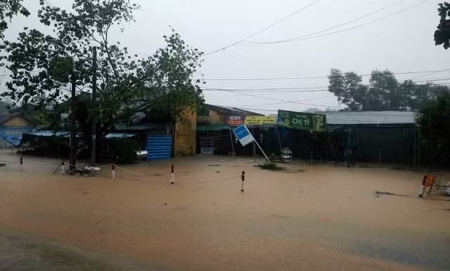 Nước sông Hương gần tràn bờ, TP Huế ngập mênh mông