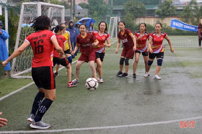 Thắng trận “thủy chiến”, đội Trường iSchool vô địch Giải bóng đá nữ TP Hà Tĩnh