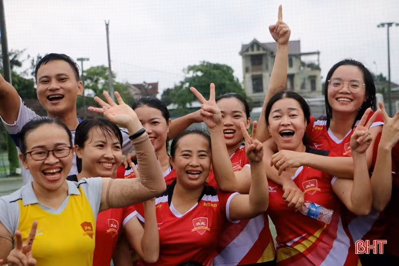 Thắng trận “thủy chiến”, đội Trường iSchool vô địch Giải bóng đá nữ TP Hà Tĩnh