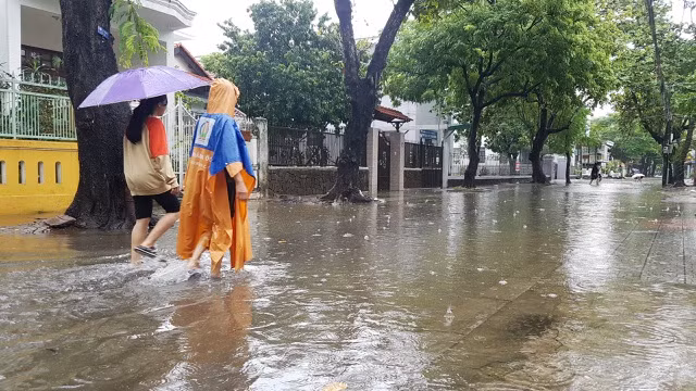 Nước sông Hương gần tràn bờ, TP Huế ngập mênh mông