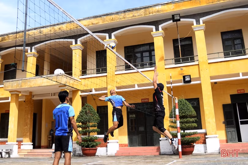 Khởi tranh giải bóng chuyền khối cơ quan quản lý nhà nước khu vực Vũng Áng - Sơn Dương