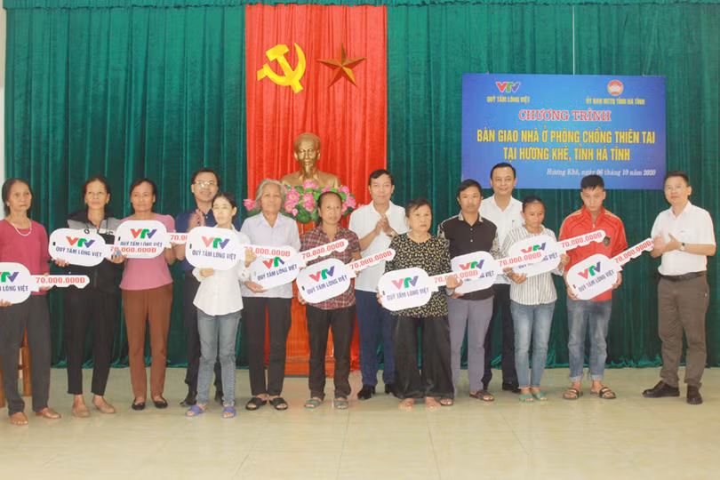Bàn giao nhà chống thiên tai cho người nghèo Hà Tĩnh