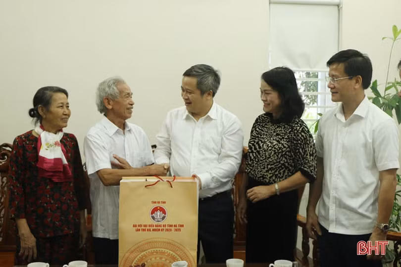 Lãnh đạo Hà Tĩnh thăm hỏi, tặng quà Mẹ Việt Nam anh hùng và Anh hùng LLVT Nhân dân