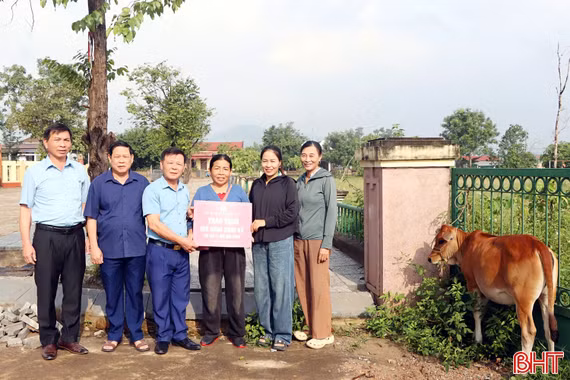 Xã Kỳ Xuân trao 32 mô hình sinh kế cho các hộ có hoàn cảnh khó khăn