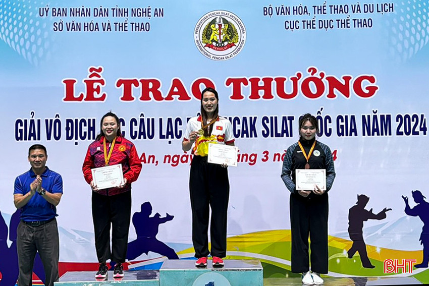 Nguyễn Lê Quỳnh Chi, nhận HCV hạng cân 80kg nữ, lửa tuổi 18 - 45 (bục 1).jpg
