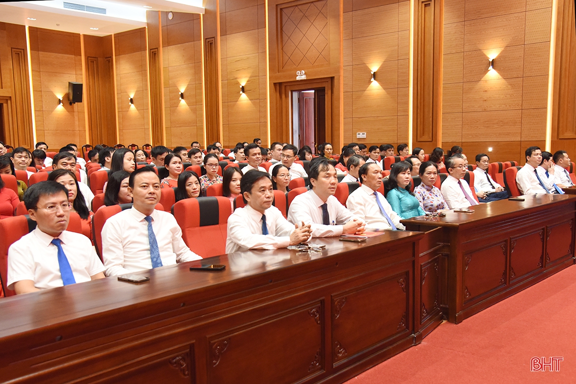 Cơ quan Tỉnh ủy Hà Tĩnh triển khai nhiều nhiệm vụ trong lễ chào cờ đầu tháng
