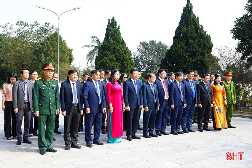 Đoàn đã đến dâng hương, đặt vòng hoa tại Nghĩa trang Liệt sỹ Kỳ Anh...