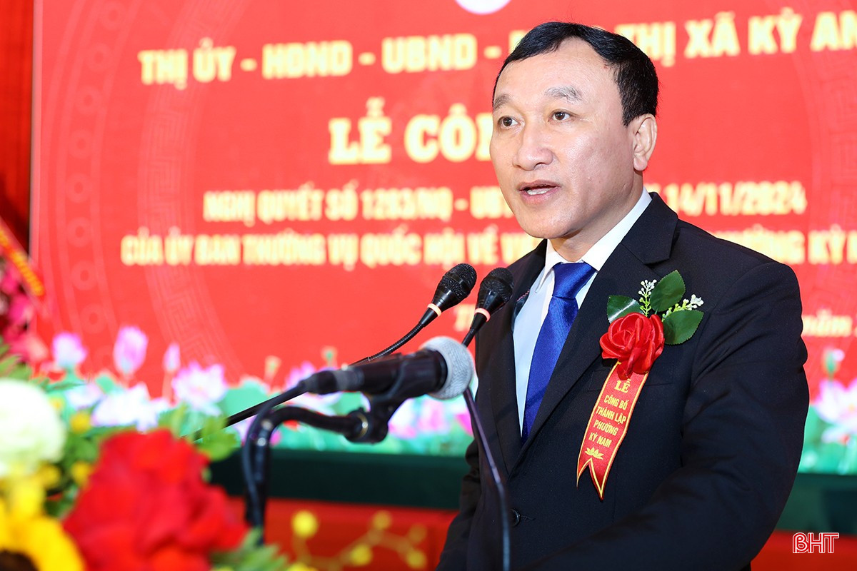 Phó Chủ tịch UBND thị xã Trần Xuân Phượng công bố quyết định thành lập phường Kỳ Nam.