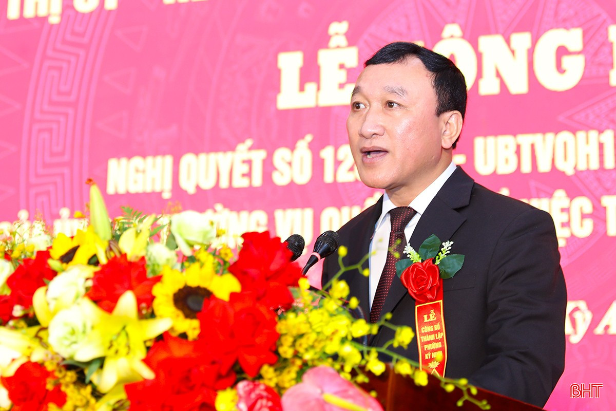 Phó Chủ tịch UBND thị xã Trần Xuân Phượng công bố quyết định thành lập phường Kỳ Ninh.
