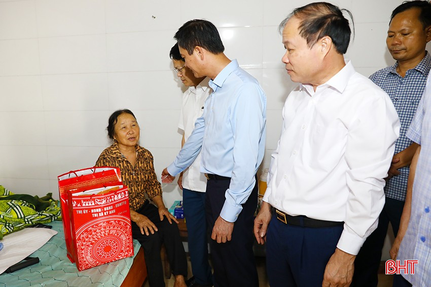Đoàn thăm hỏi, tặng quà cho gia đình ông Nguyễn Đình Xoan