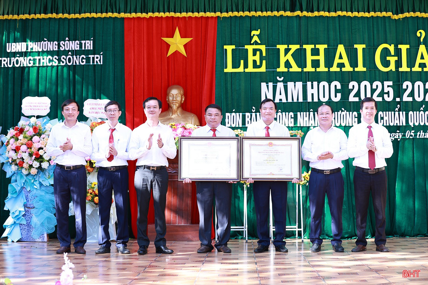 ... và trao bằng công nhận trường chuẩn quốc gia mức độ 2 cho Trường THCS Sông Trí.