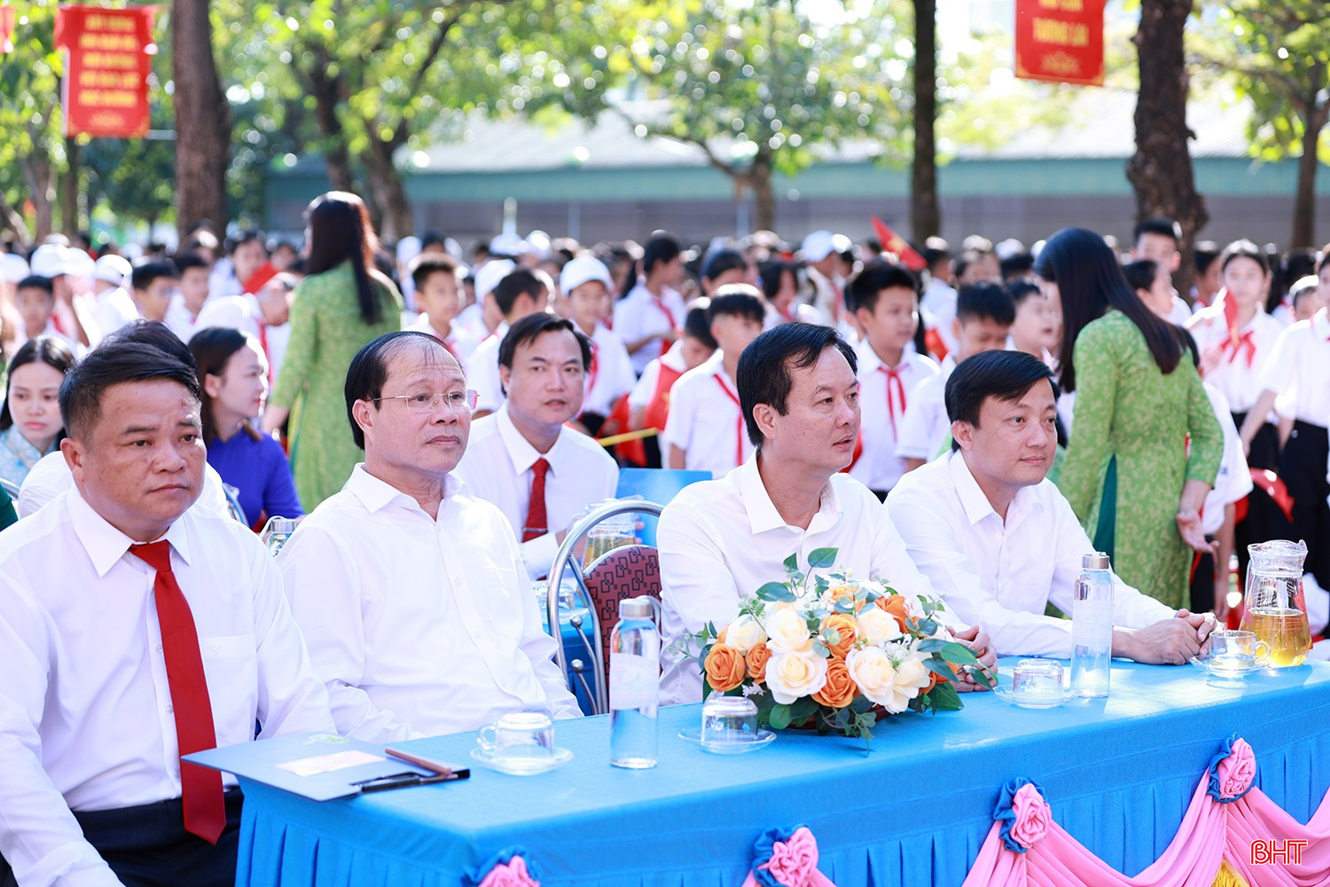 Phó Chủ tịch UBND tỉnh Trần Báu Hà và lãnh đạo phường Sông Trí dự lễ khai giảng tại Trường THCS Sông Trí.