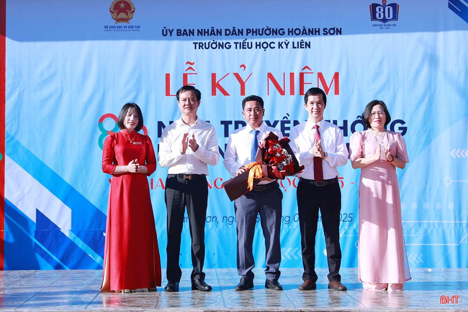 Phó Chủ tịch UBND tỉnh Trần Báu Hà tặng hoa chúc mừng Trường Tiểu học Kỳ Liên...