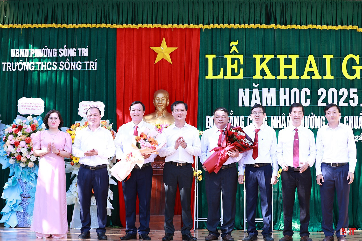 Lãnh đạo tỉnh tặng hoa chúc mừng...
