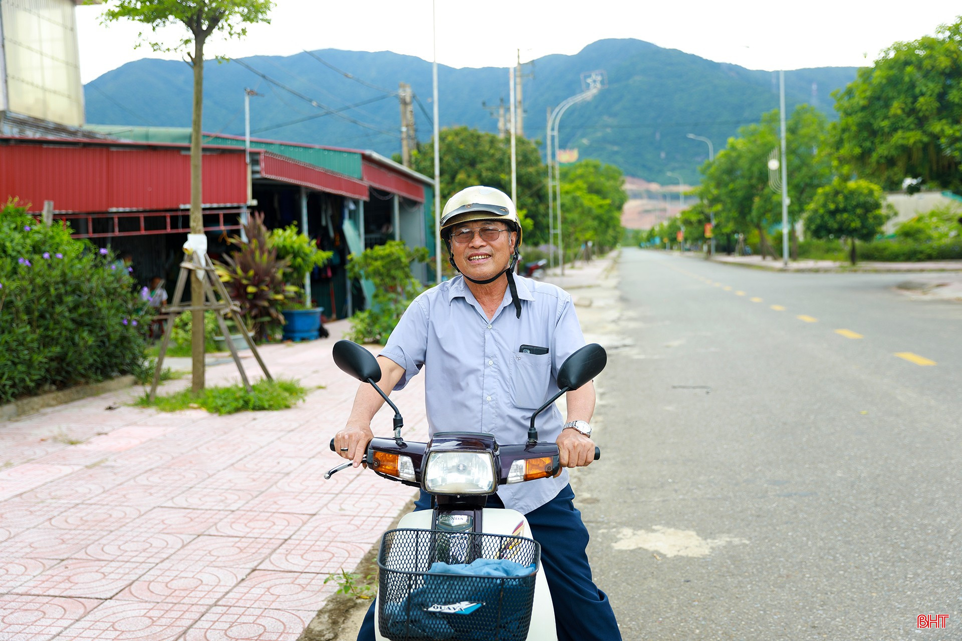 Tổ trưởng dân phố Nguyễn Xuân Miễn rong ruổi trên chiếc xe dream đi khắp ngõ ngách trở thành hình ảnh quen thuộc, thân thương đối với người dân TDP Liên Sơn.