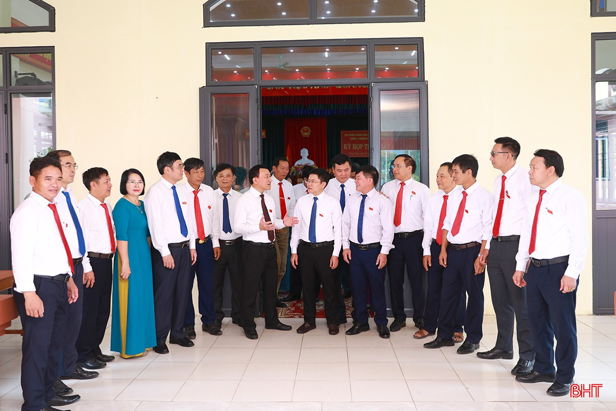 Ngày đầu tiên vận hành chính quyền 2 cấp ở Hà Tĩnh đã diễn ra với không khí khẩn trương, nghiêm túc và hiệu quả. Đây là nền tảng vững chắc cho một giai đoạn phát triển mới, hứa hẹn mang lại những chuyển biến tích cực trong công tác quản lý Nhà nước và phục vụ Nhân dân.