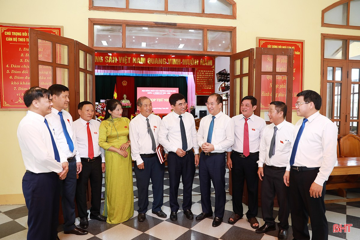 Đại biểu phường Hoành Sơn trao đổi các nội dung bên lề kỳ họp.