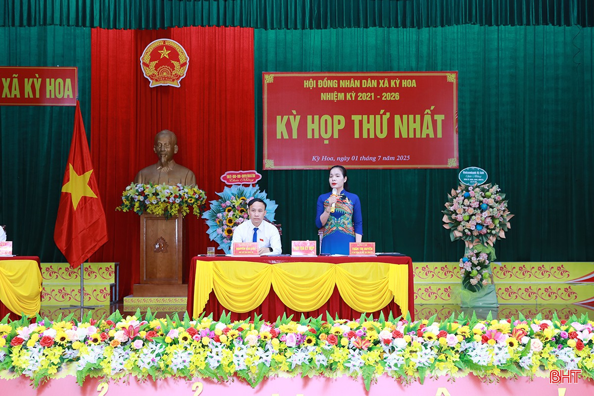 Chủ tọa Kỳ họp thứ nhất HĐND xã Kỳ Hoa điều hành các nội dung.