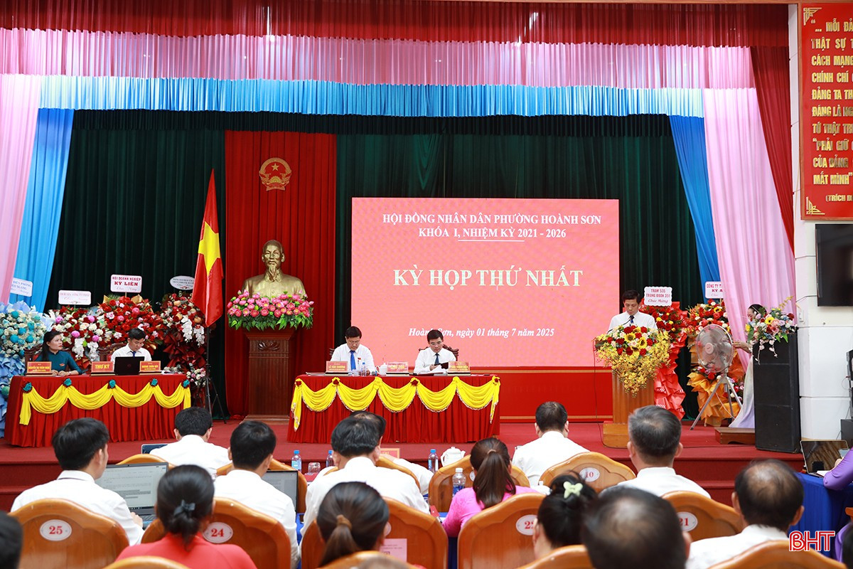 Tại kỳ họp thứ nhất, HĐND phường Hoành Sơn đã tiến hành công bố các nghị quyết về nhân sự, thành lập các ban HĐND, các phòng chuyên môn thuộc UBND phường, xã; thông qua các báo cáo, tờ trình, dự thảo, nghị quyết...