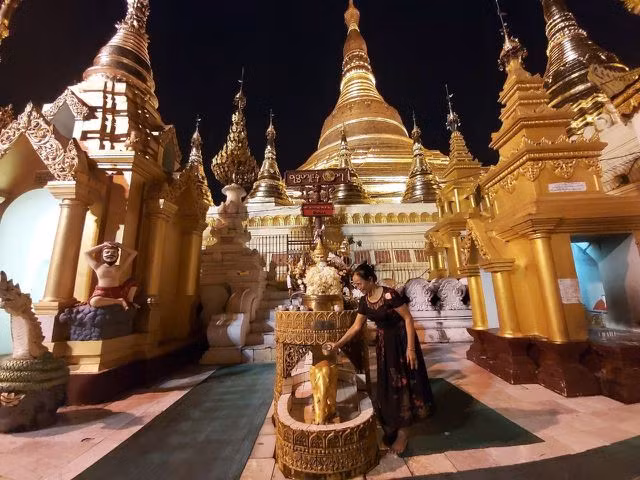 Độc đáo ngôi chùa dát 90 tấn vàng, gắn nghìn viên kim cương đắt giá ở Myanmar