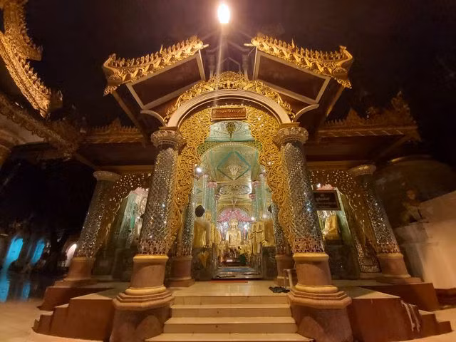 Độc đáo ngôi chùa dát 90 tấn vàng, gắn nghìn viên kim cương đắt giá ở Myanmar