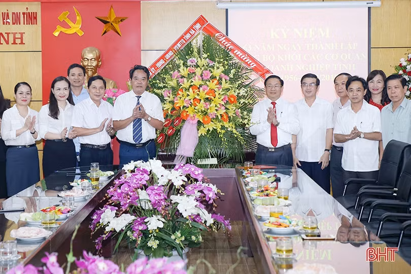 Phát huy tinh thần gương mẫu, tiếp tục làm tốt công tác xây dựng Đảng