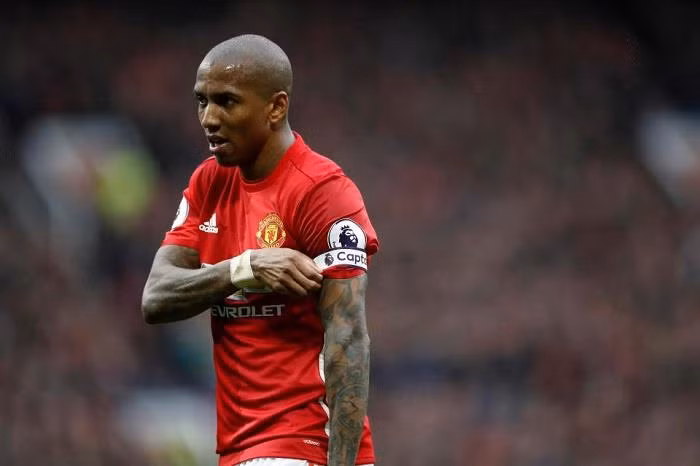 Man United và nỗi xấu hổ về tấm băng đội trưởng