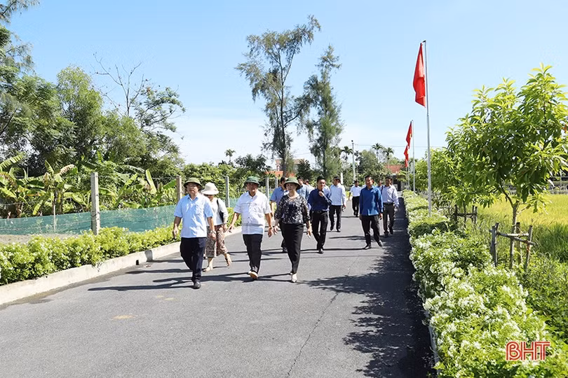 Lãnh đạo tỉnh Bôlykhămxay ấn tượng với xây dựng NTM, cải cách hành chính ở Tượng Sơn