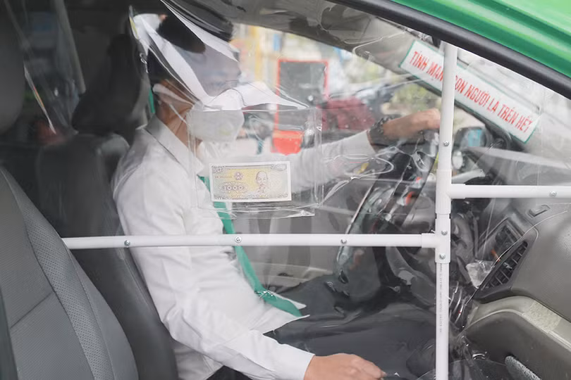 Xe taxi ở Hà Tĩnh trang bị vách ngăn để đảm bảo an toàn phòng dịch COVID-19