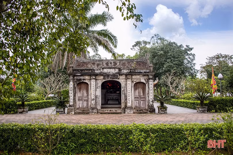 Đại tự, hoành phi, câu đối ở khuôn viên gia tộc dòng họ Nguyễn Tiên Điền